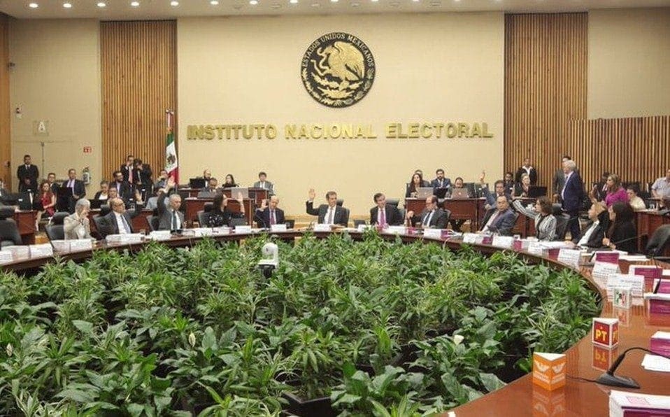 ¿En dónde se invierten los recursos de candidatos y comités electorales?